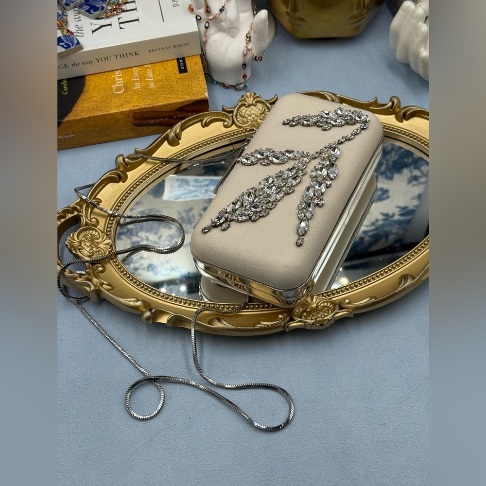🆕 HENRI BENDEL 🧿 NWOT Ivory Leafy Crystal Embellished Clutch, with Chain Strap - Picture 7 of 15